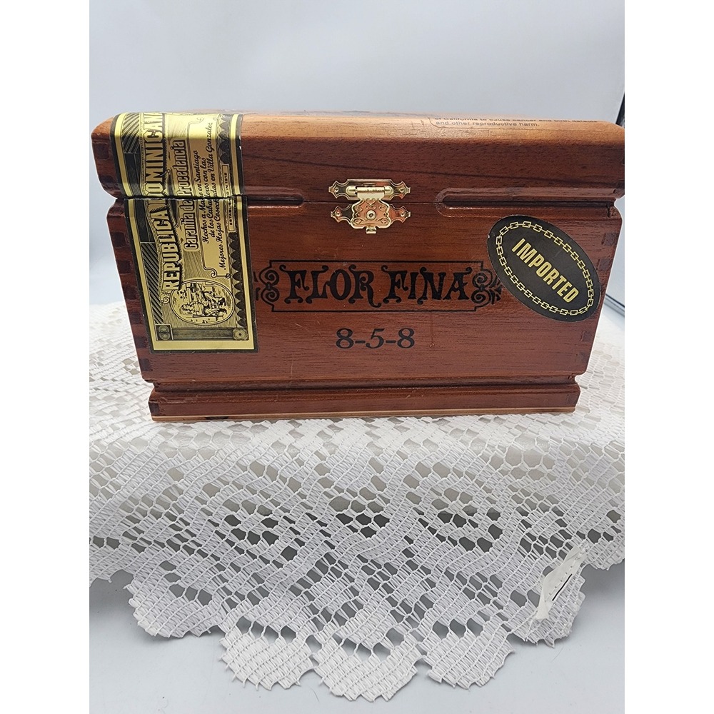 Arturo Fuente Flor Fina 8-5-8 Wooden Cigar Box Dominican Republic Dovetail Latch